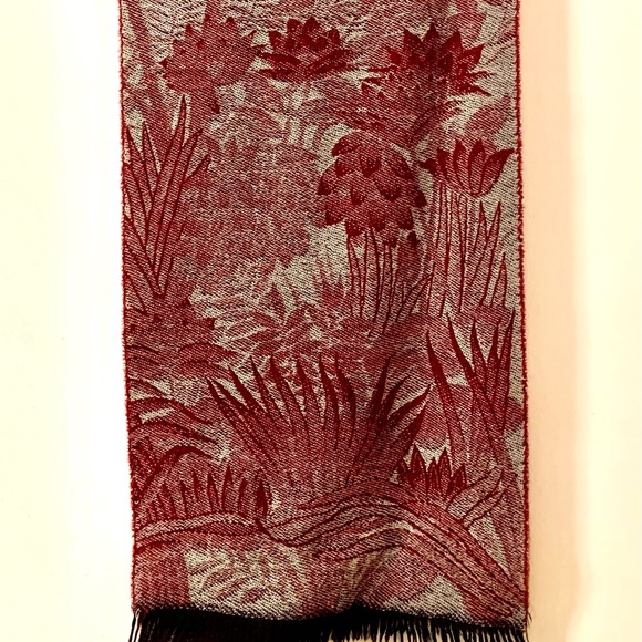 Fendi reversible Lotus/Rising Sun stole/scarf, wool blend, great condition - Picture 7 of 9